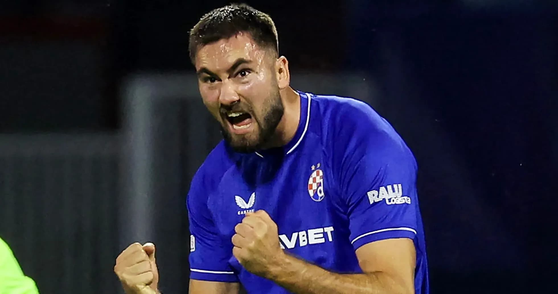 Jugador celebrando con puños cerrados en uniforme azul