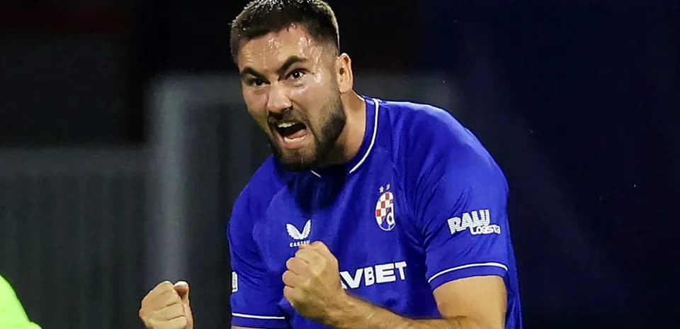 Jugador celebrando con puños cerrados en uniforme azul