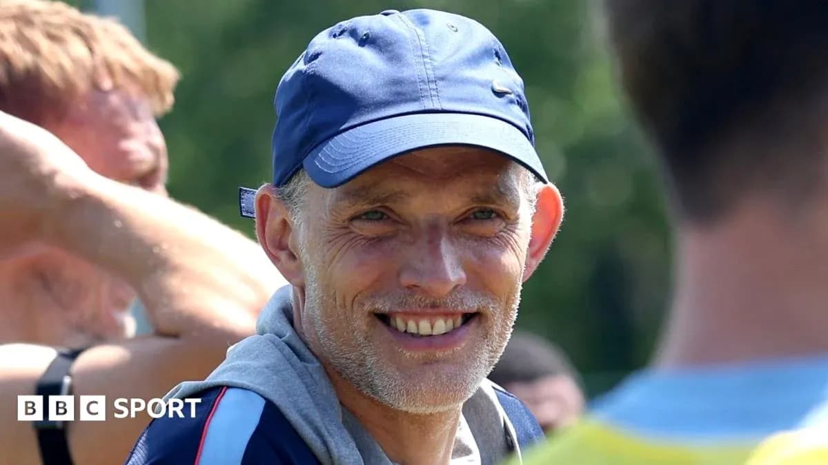 Entrenador sonriendo durante sesión de entrenamiento