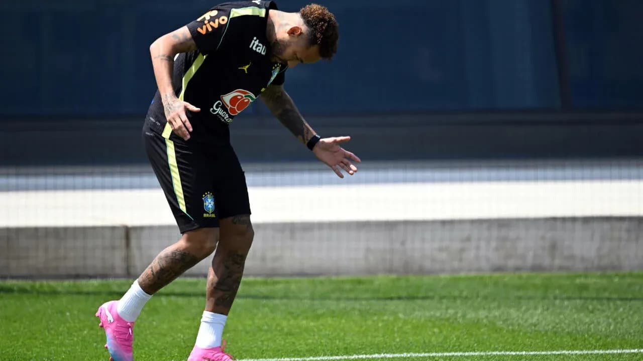 Neymar entrenando en el campo de fútbol
