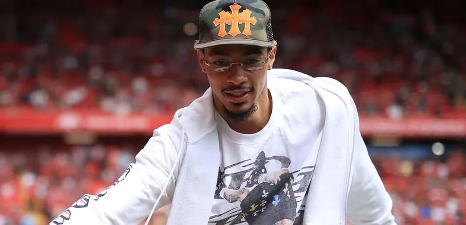 Jugador saludando en el estadio lleno de aficionados