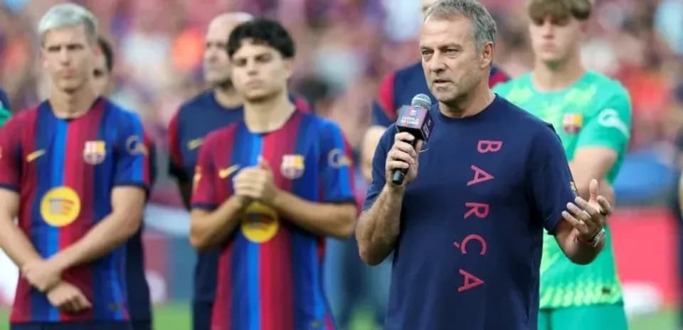 Entrenador hablando durante presentación de jugadores