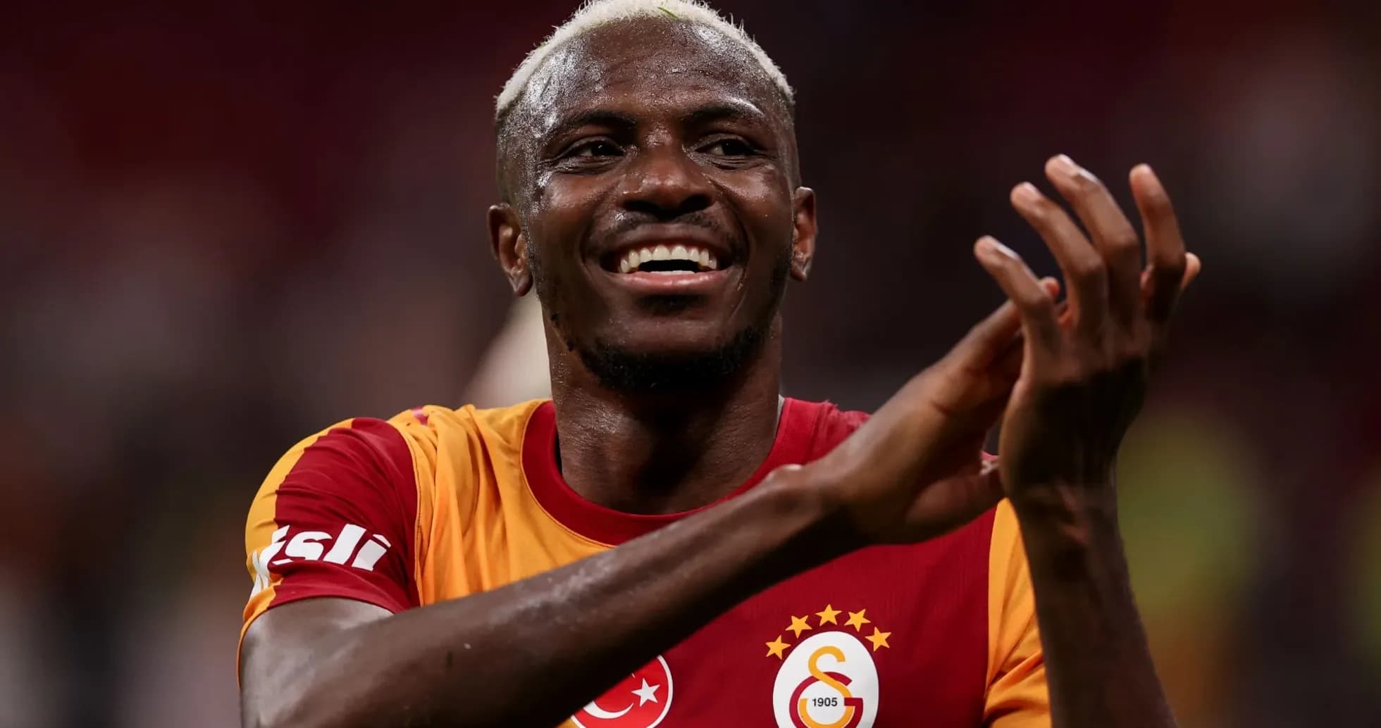 Jugador de Galatasaray aplaudiendo en el campo