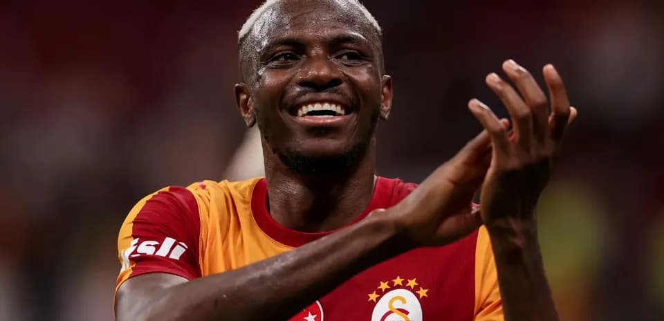 Jugador de Galatasaray aplaudiendo en el campo