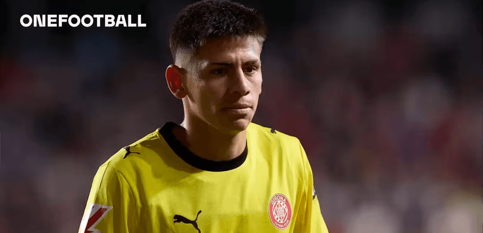 Portero de Girona FC caminando por el campo