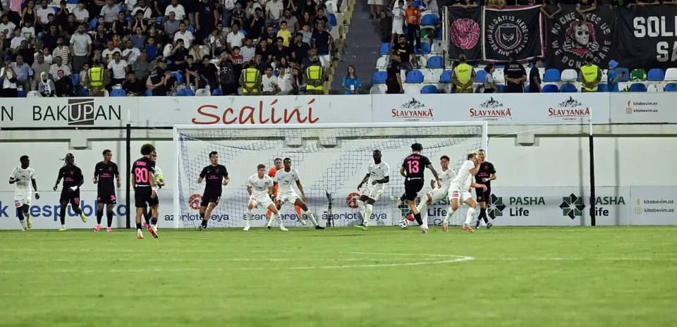 Jugadores en acción durante el partido de fútbol