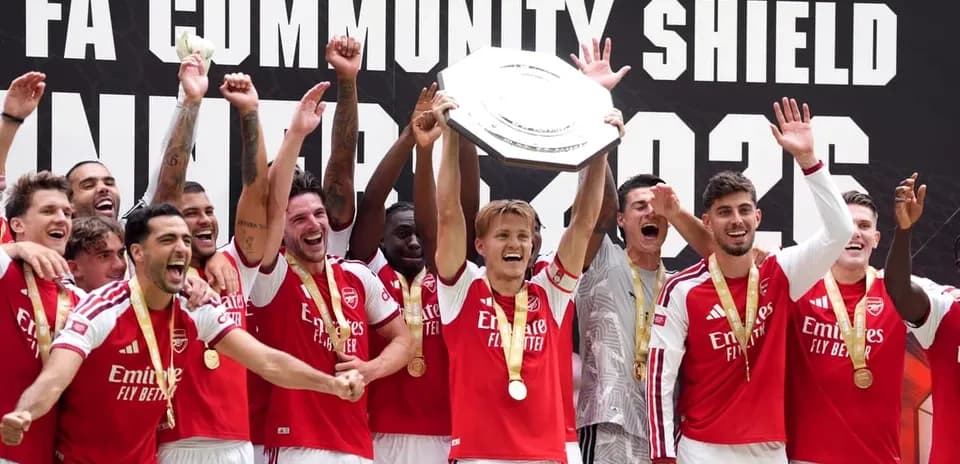 Jugadores del Arsenal celebrando con el trofeo