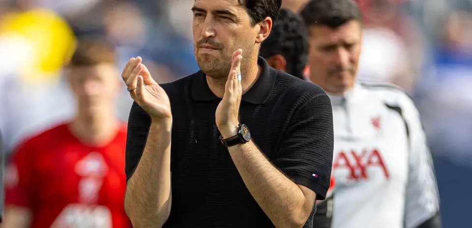 Entrenador aplaudiendo durante el partido