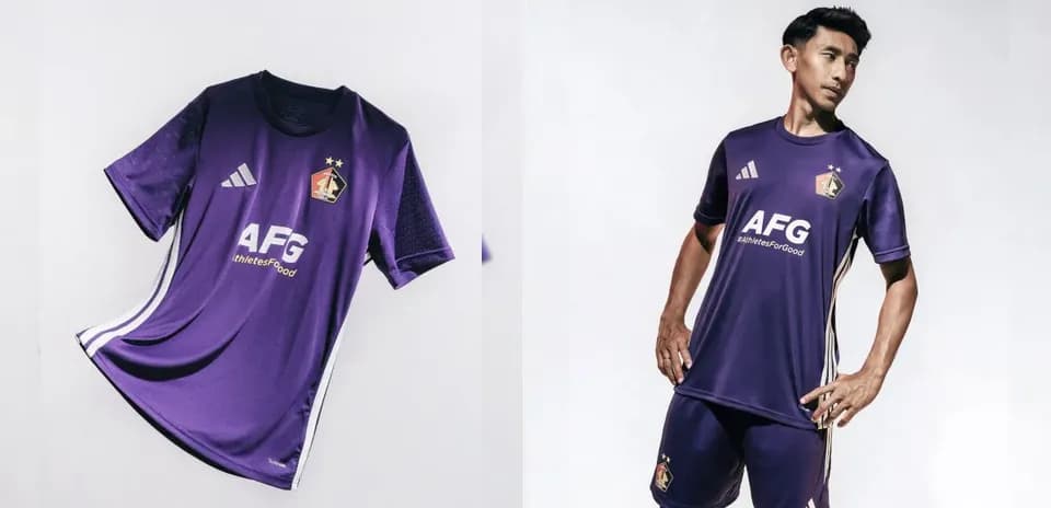 Jugador vistiendo camiseta morada de fútbol
