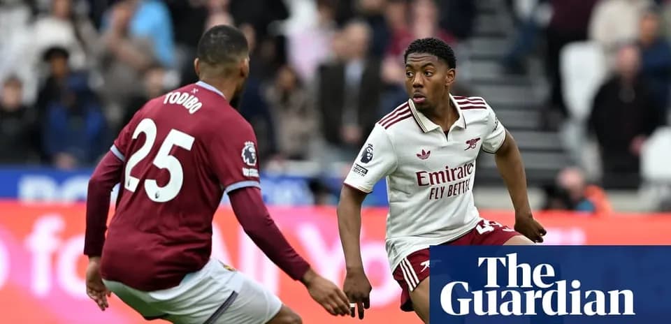 Jugador de Arsenal driblando ante defensor de Aston Villa