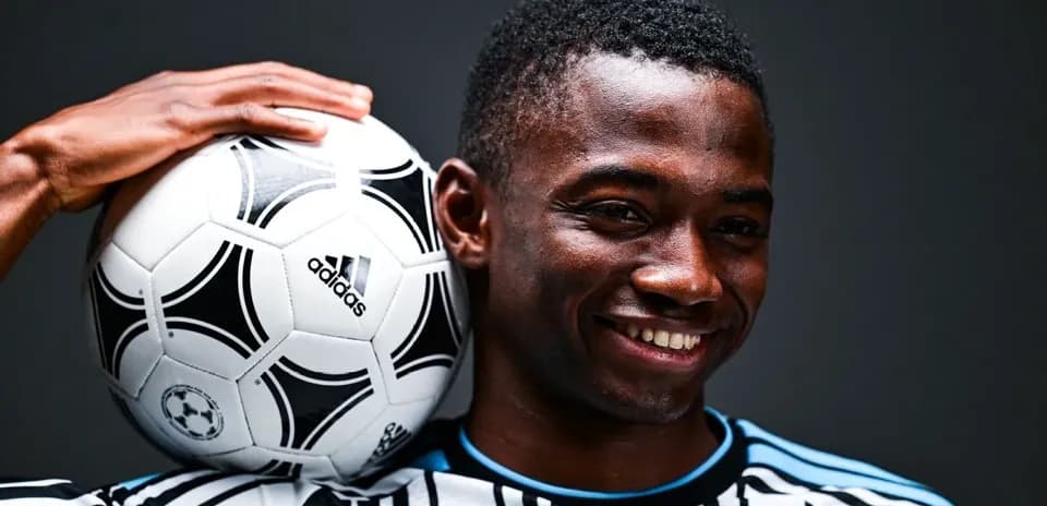 Jugador sosteniendo un balón de fútbol en la cabeza