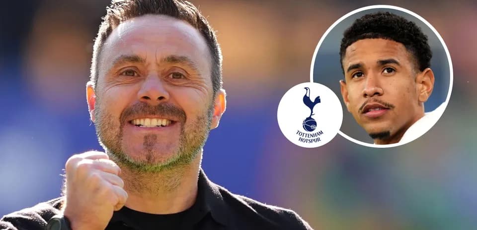 Entrenador sonriendo con un jugador en el fondo
