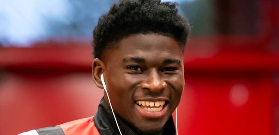 Jugador sonriendo con auriculares en un vestuario