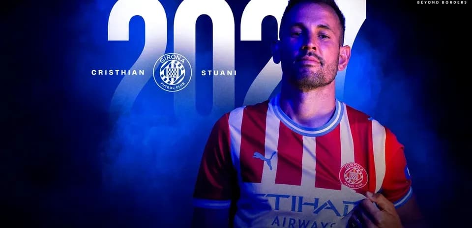 Cristhian Stuani posando con camiseta del Girona FC