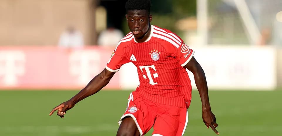 Jugador de Bayern Múnich corriendo con balón en campo