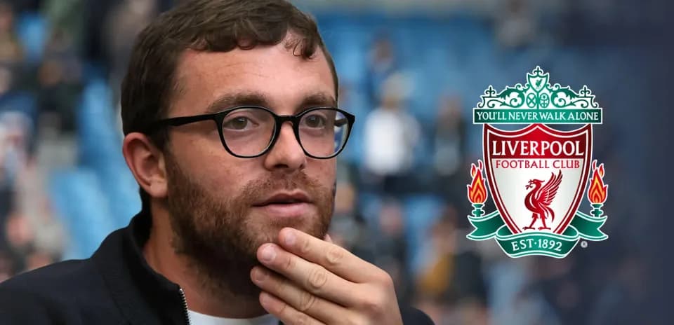 Hombre pensativo en un partido de Liverpool