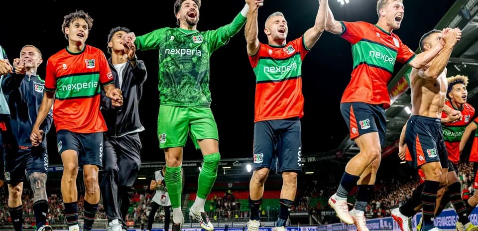 Jugadores de NEC Nijmegen celebrando en el campo