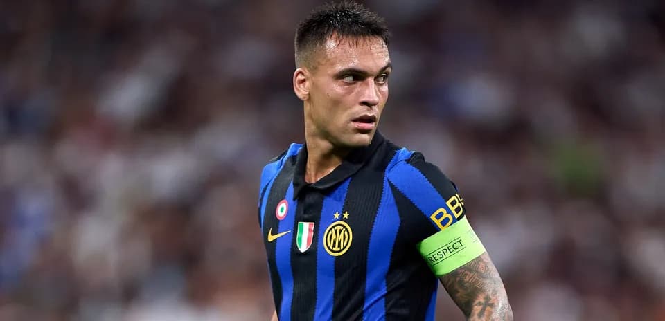 Jugador de Inter de Milán con camiseta de rayas azules y negras