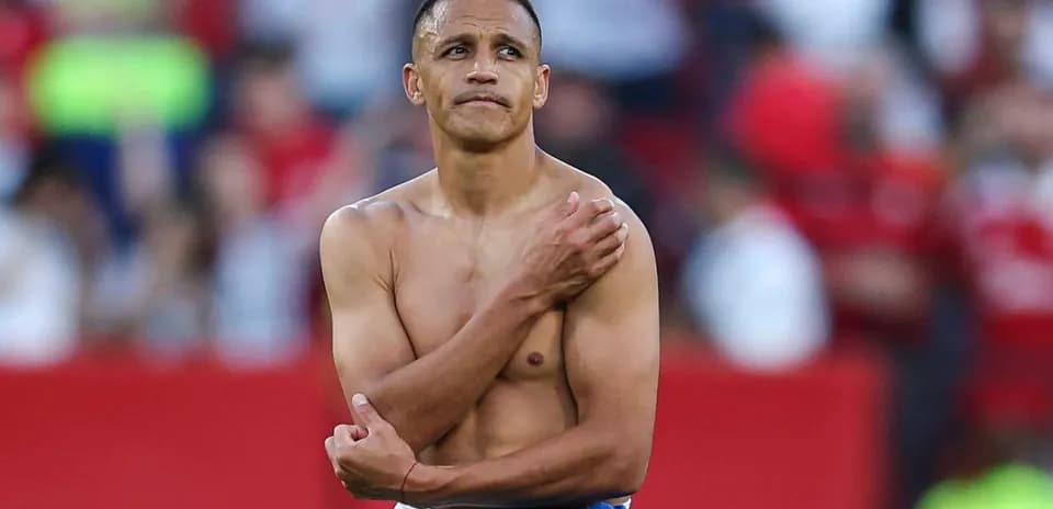 Jugador con camiseta levantada en el campo