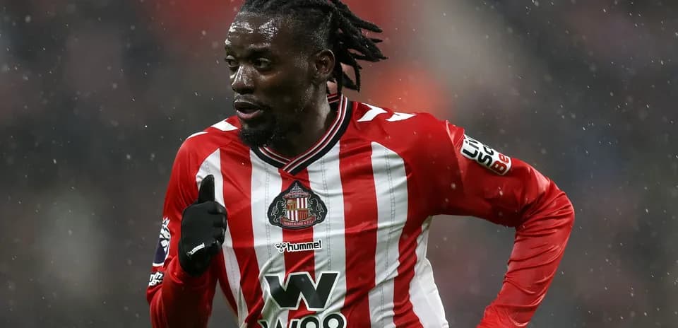 Jugador de Sunderland corriendo en la lluvia