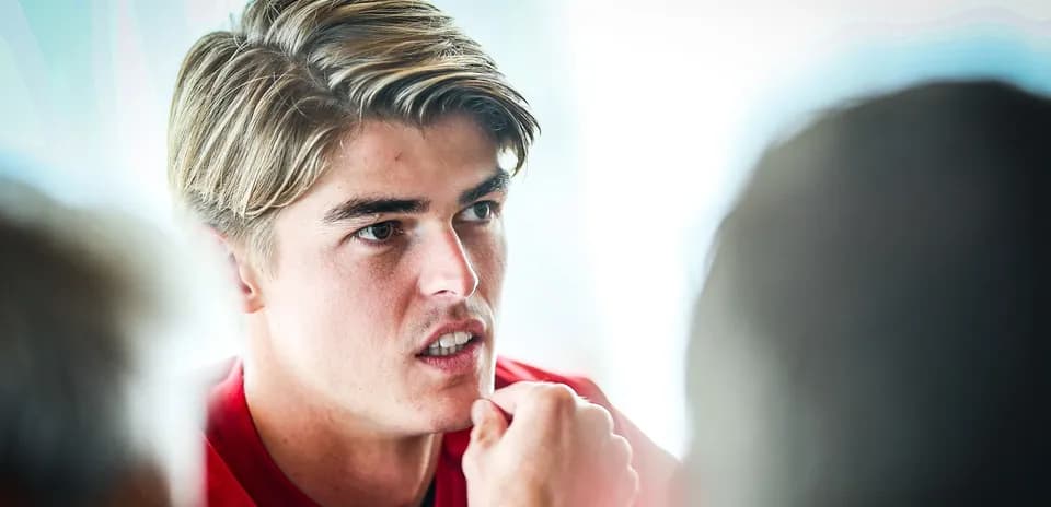 Jugador hablando durante una reunión en grupo