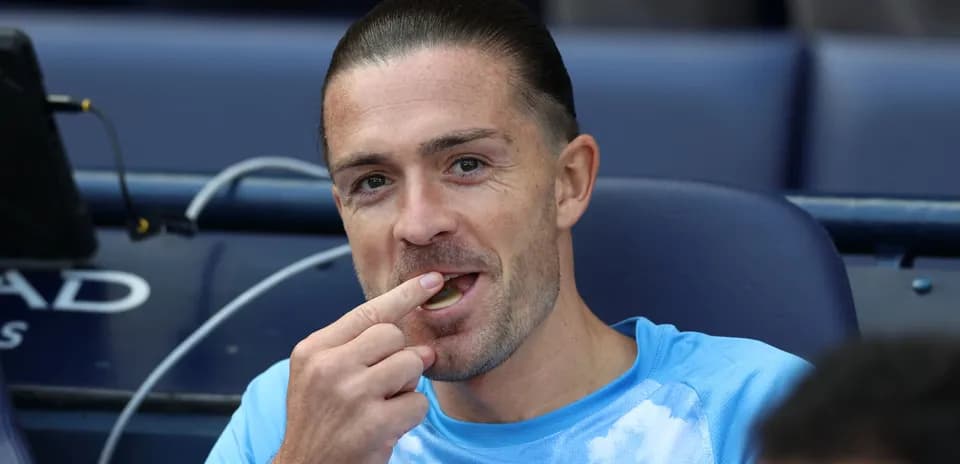 Jugador en el banquillo comiendo durante el partido