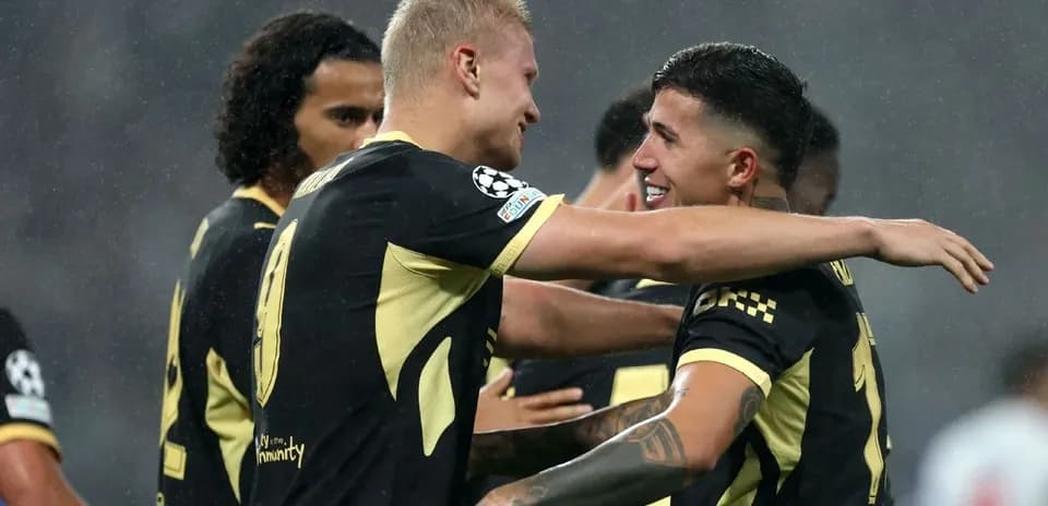 Jugadores celebrando un gol en el campo de fútbol
