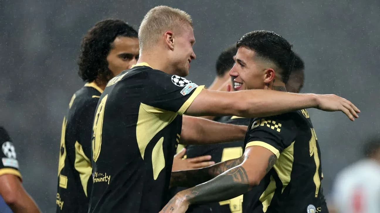 Jugadores celebrando un gol en el campo de fútbol
