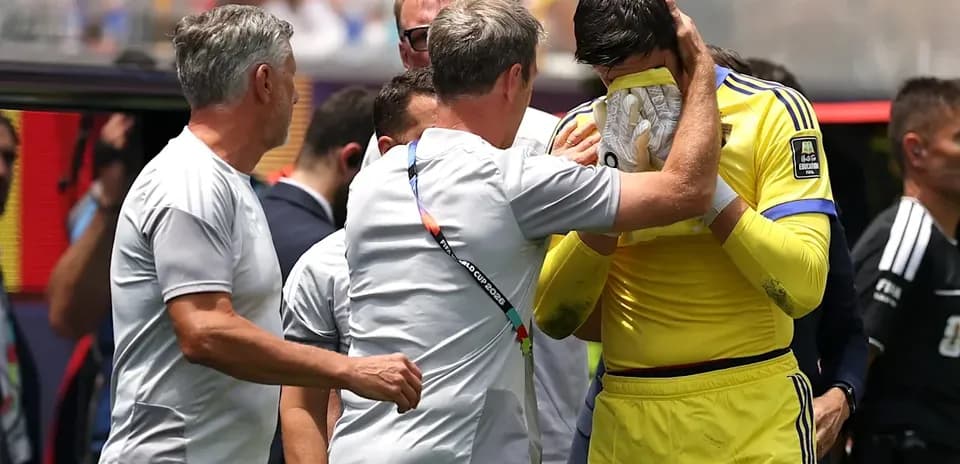 Entrenador consolando al portero después del partido