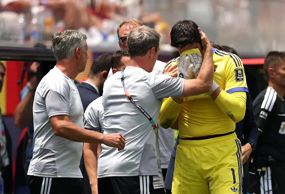 Entrenador consolando al portero después del partido
