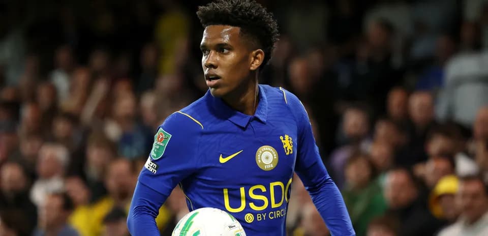 Jugador de Chelsea sosteniendo el balón en el campo
