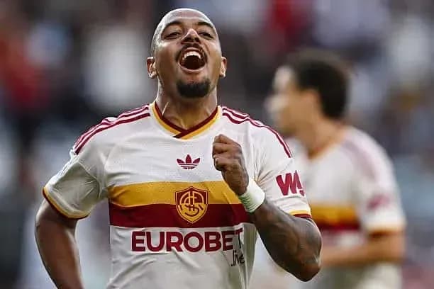 Jugador celebrando un gol en partido de fútbol