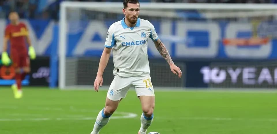 Jugador de Olympique de Marseille controlando el balón