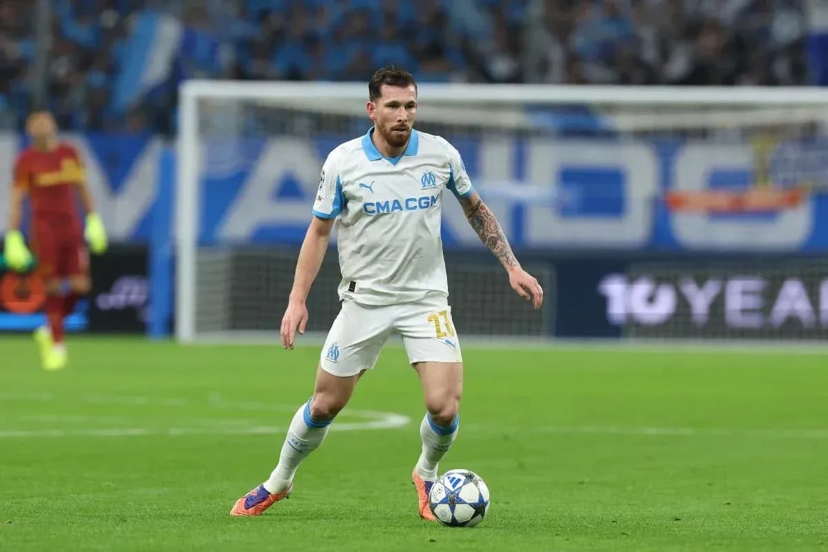 Jugador de Olympique de Marseille controlando el balón