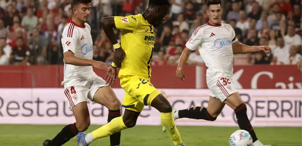 Jugadores de Villarreal y Sevilla en acción