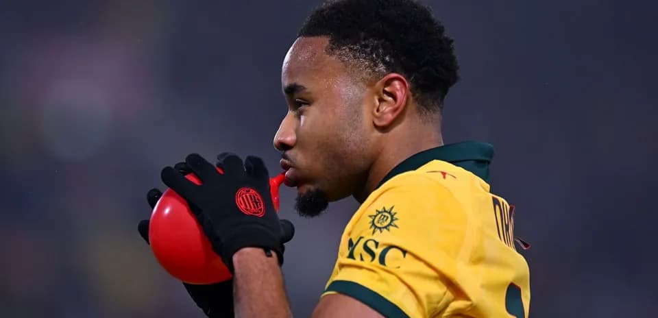 Jugador sosteniendo un globo rojo en el campo