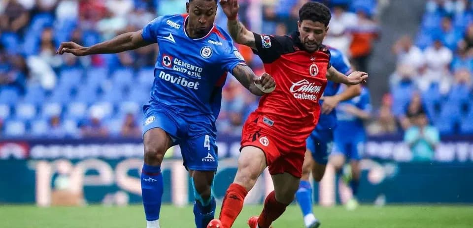 Jugadores de Club Tijuana y Cruz Azul en acción