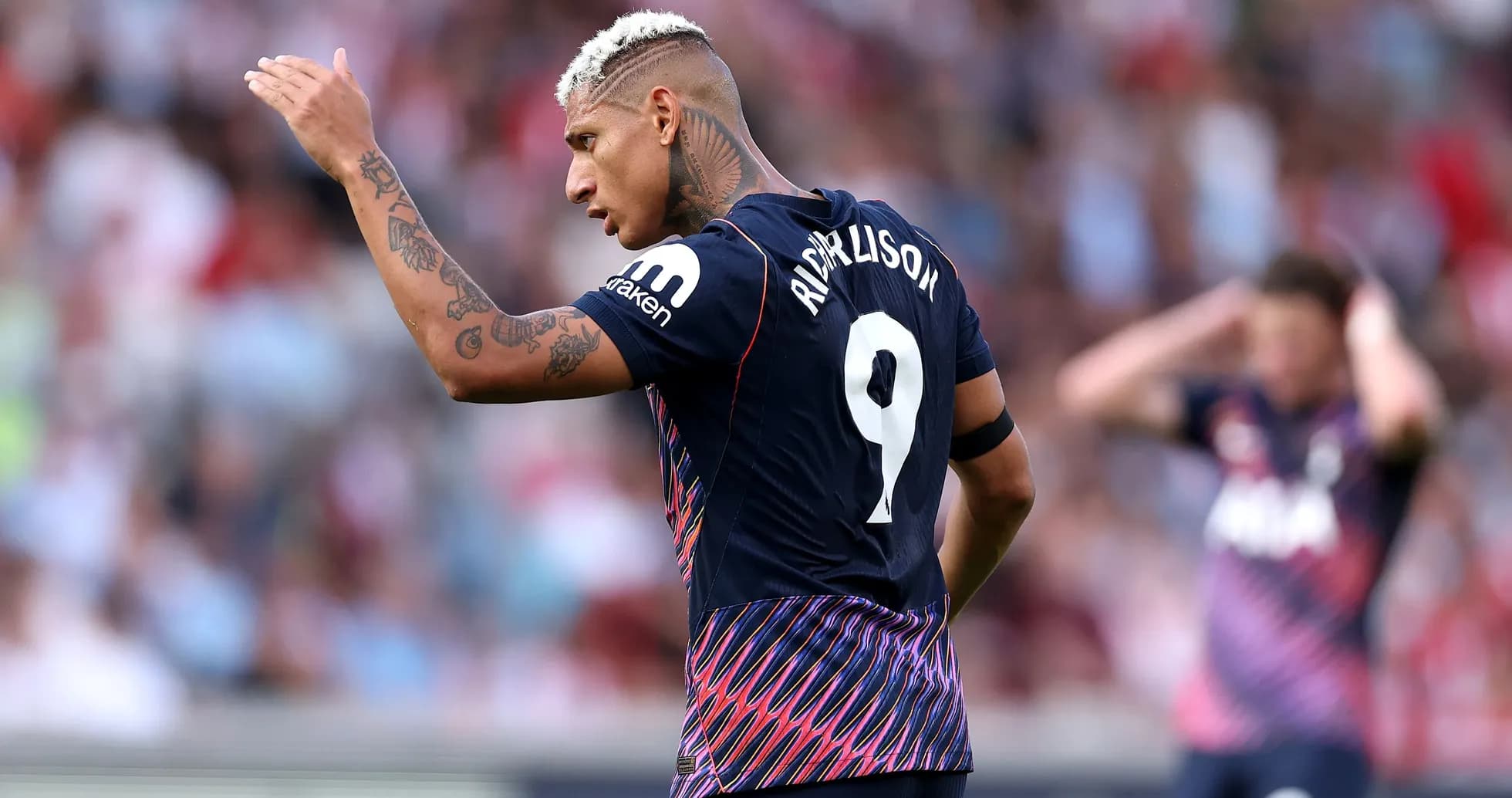 Richarlison gesticulando durante un partido de fútbol