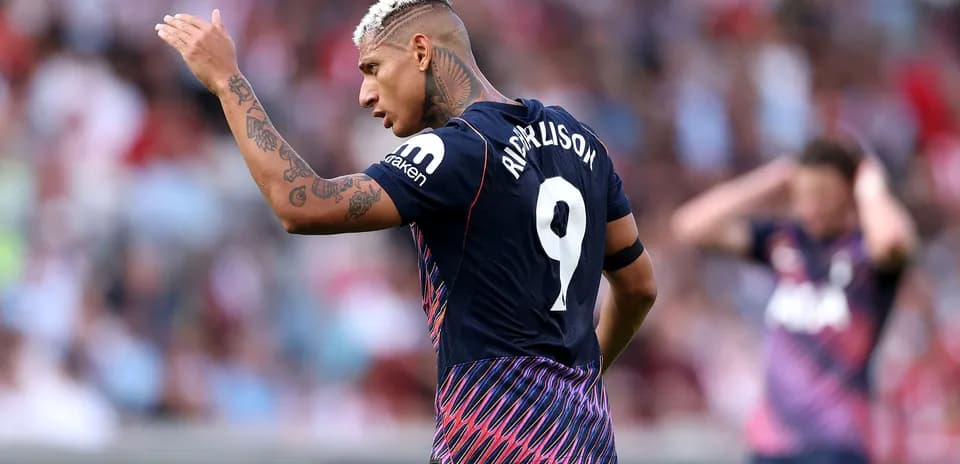 Richarlison gesticulando durante un partido de fútbol