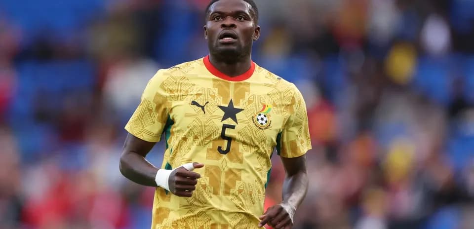 Jugador de Ghana en uniforme amarillo durante partido