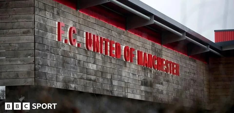 Letrero de F.C. United of Manchester en edificio