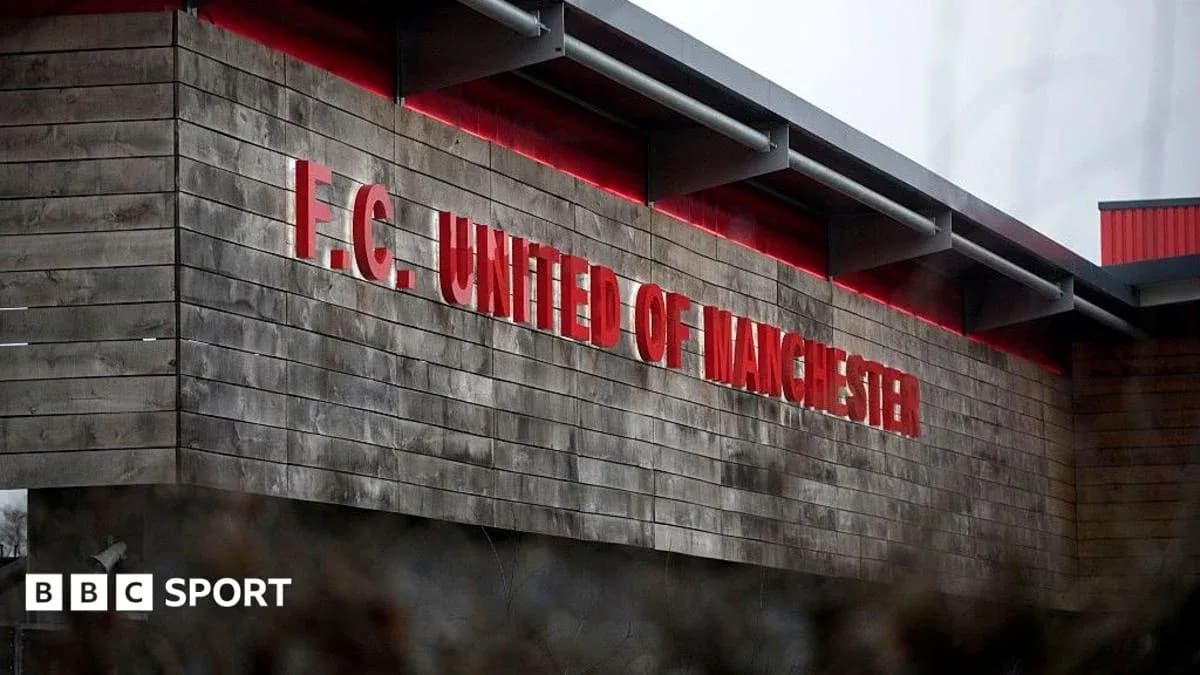 Letrero de F.C. United of Manchester en edificio