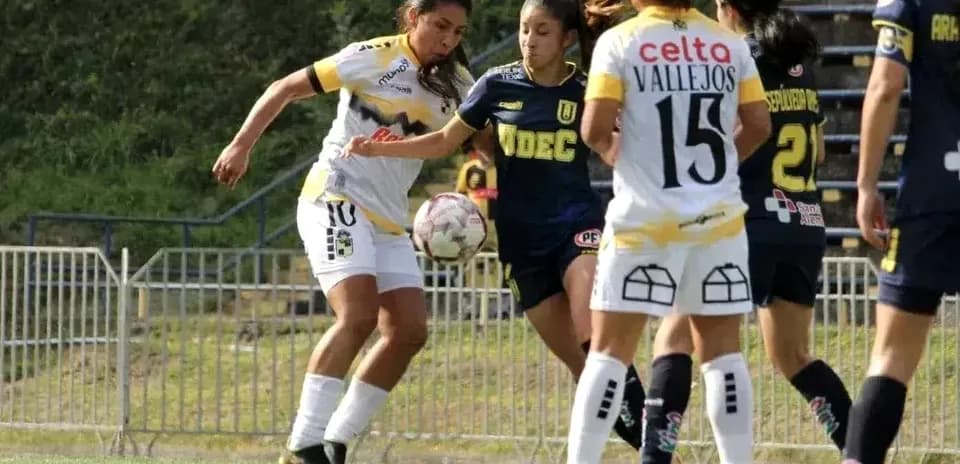 Jugadoras de Coquimbo Unido y UDEC en acción