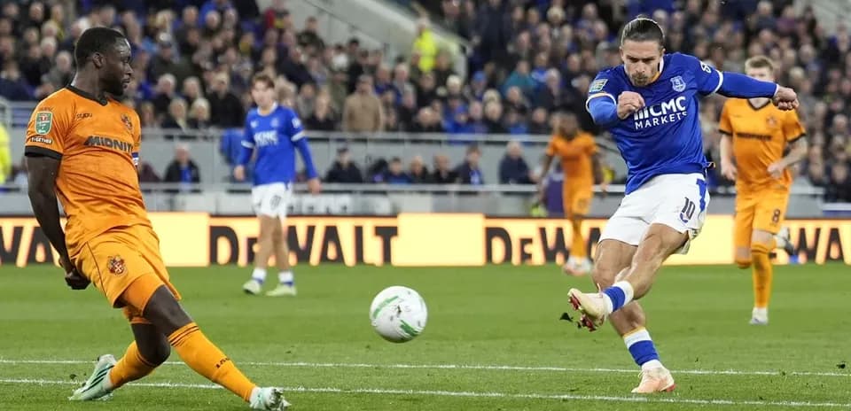 Jugador de Everton disparando a puerta durante el partido