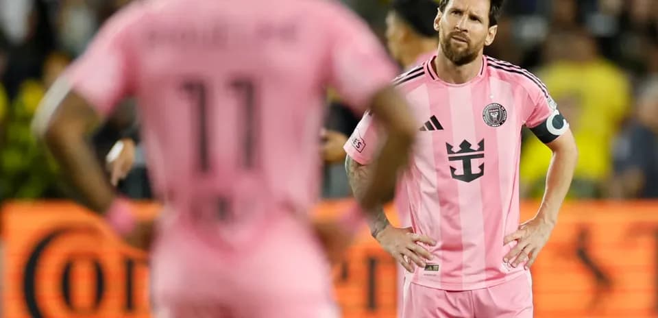 Lionel Messi en partido con camiseta rosa de Inter Miami