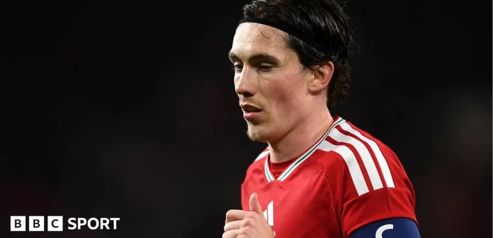 Jugador con camiseta roja y cinta de capitán