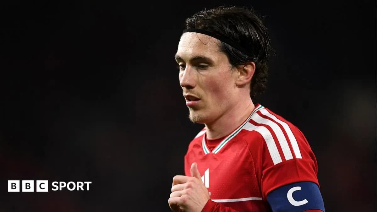 Jugador con camiseta roja y cinta de capitán