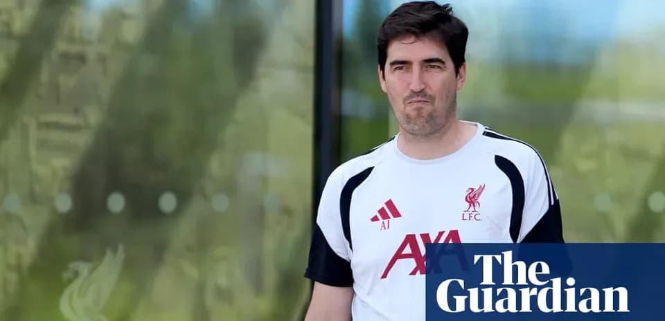 Entrenador de Liverpool caminando hacia las instalaciones