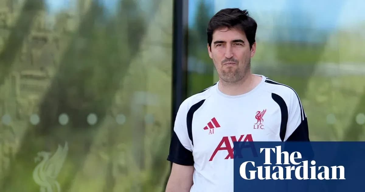 Entrenador de Liverpool caminando hacia las instalaciones
