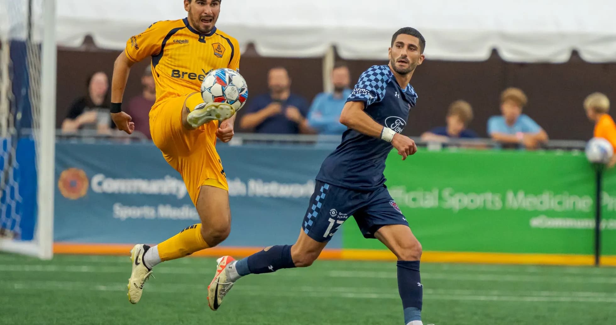 Jugador de Indy Eleven controla el balón